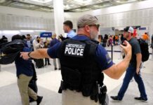 Estados Unidos despliega a los agentes de inmigración en catorce aeropuertos