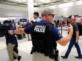 Estados Unidos despliega a los agentes de inmigración en catorce aeropuertos