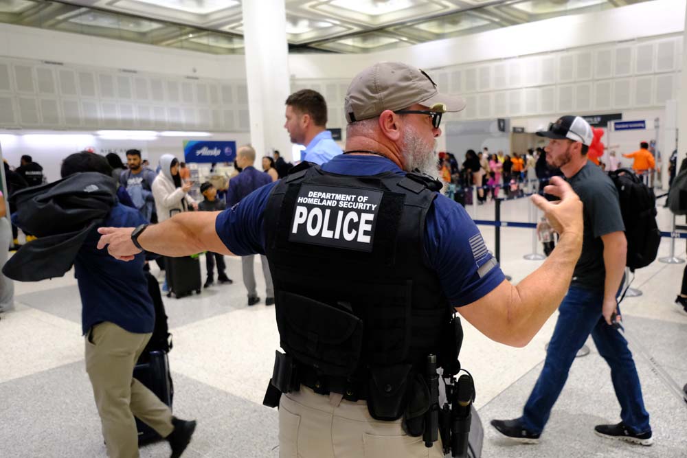 Estados Unidos despliega a los agentes de inmigración en catorce aeropuertos Estados Unidos despliega a los agentes de inmigración en catorce aeropuertos