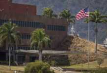 La Embajada de EE.UU. en Venezuela iza la bandera de su país por primera vez en siete años