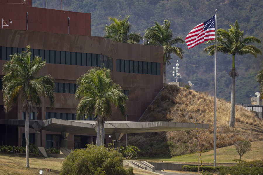 La Embajada de EE.UU. en Venezuela iza la bandera de su país por primera vez en siete años La Embajada de EE.UU. en Venezuela iza la bandera de su país por primera vez en siete años