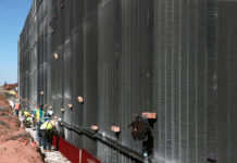 EEUU construye muro negro en la frontera con México para dificultar escalada de migrantes