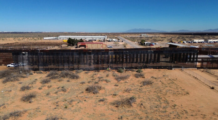 EE.UU. retoma la construcción de muro fronterizo de 100 kilómetros entre Arizona y México EEUU construye muro negro en la frontera con México para dificultar escalada de migrantes