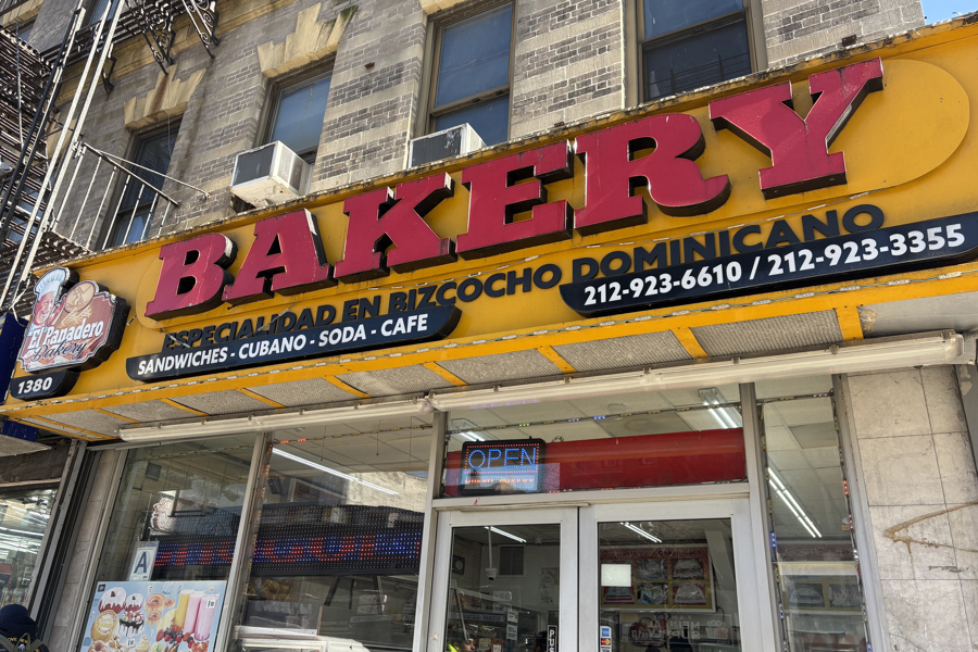 el exterior de una pastelería especializada en postres dominicanos este viernes, en Nueva York