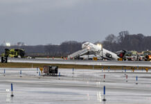 La FAA lamenta la muerte de los dos pilotos en el accidente en LaGuardia: "Eran jóvenes" emergencia tras la colisión ocurrida la noche del domingo en el aeropuerto neoyorquino de LaGuardia