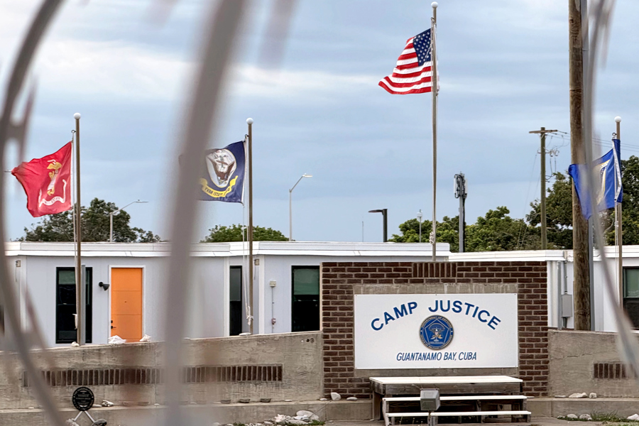 entrada principal a de la base naval de Estados Unidos Camp Justice
