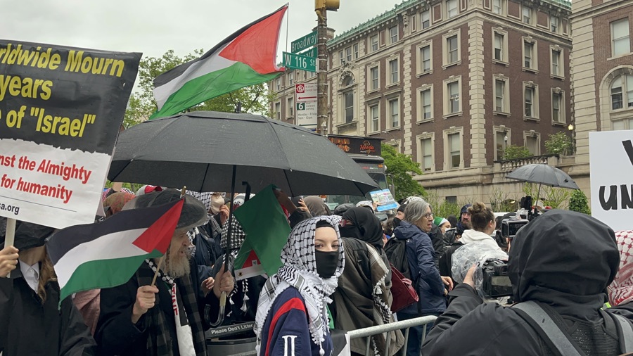 Graduaciones en Columbia en medio de protestas propalestinas, quema de diplomas y abucheos protesta