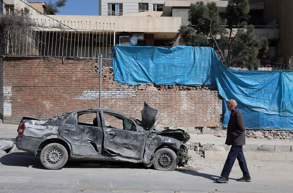 Un veh&iacute;culo destruido permanece en una calle de Teher&aacute;n tras los ataques recientes. Losbombardeos contra infraestructura militar y urbana han marcado una nueva escalada en el conflicto entre Ir&aacute;n, Estados Unidos e Israel, aumentando la preocupaci&oacute;n internacional por una posible guerra regional.