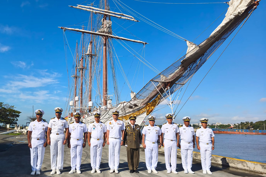  integrantes de la Armada formando frente al buque-escuela Juan Sebasti&aacute;n Elcano este martes, en el puerto Punta Torrecillas, en Santo Domingo