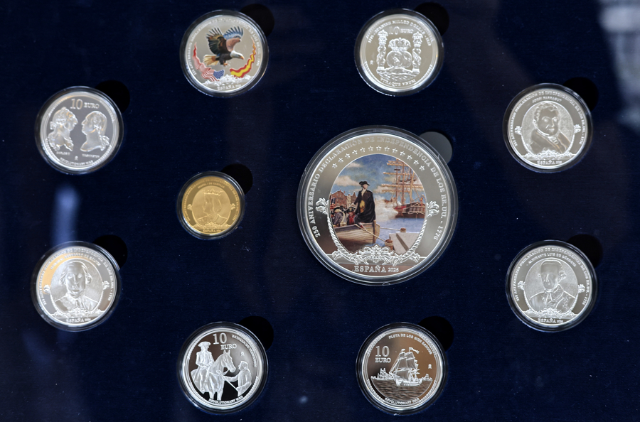Una colección de monedas conmemora el apoyo hispano a la independencia de EE. UU. Una colección de monedas conmemora el apoyo hispano a la independencia de EE. UU.