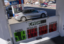precios en una estación de gasolina este martes, en Nueva York