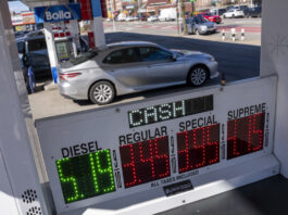 precios en una estación de gasolina este martes, en Nueva York