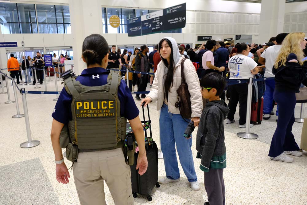 Estados Unidos despliega a los agentes de inmigración en catorce aeropuertos