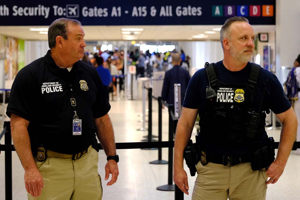 Estados Unidos despliega a los agentes de inmigración en catorce aeropuertos