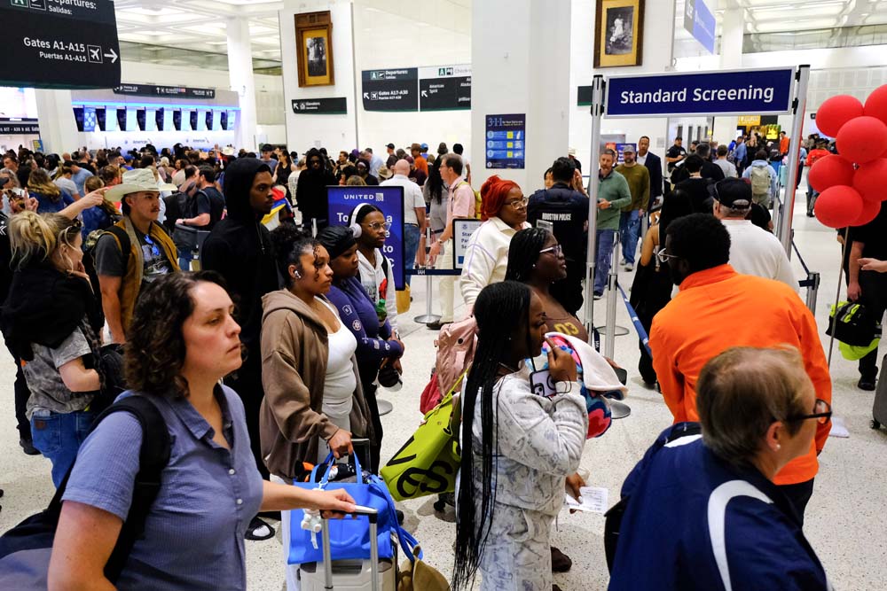 Estados Unidos despliega a los agentes de inmigración en catorce aeropuertos