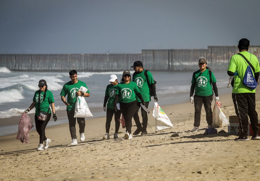 Activistas de México y EEUU refuerzan monitoreo de contaminación en playas de la frontera