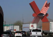 La revisión del T-MEC creará incertidumbre en economías latinoamericanas, dice EE.UU. Camiones transitan en el Puente Internacional Córdova de las Américas, con rumbo hacia Estados Unidos