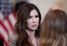 Gobernadora de Nueva York arremete contra ICE por muerte de refugiado y arresto de estudiante Kristi Noem