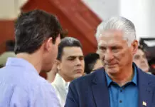 Miguel Diaz-Canel (d), estrecha la mano del coordinador general de la Progresista Internacional, David Adler,