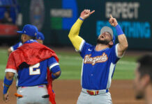 Wilyer Abreu (d) de Venezuela celebra al ganar este martes, la final del Clásico Mundial de Béisbol ante Estados Unidos