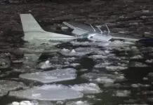 Una avioneta se estrella en un río helado en Nueva York y sus dos tripulantes salen ilesos Una avioneta se estrella en un río helado en Nueva York y sus dos tripulantes salen ilesos
