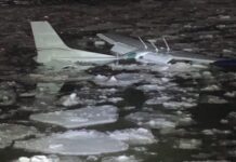Una avioneta se estrella en un río helado en Nueva York y sus dos tripulantes salen ilesos Una avioneta se estrella en un río helado en Nueva York y sus dos tripulantes salen ilesos