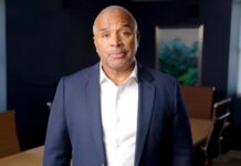 El grupo antirracismo SPLC denuncia investigación federal por su programa de informantes Bryan Fair, director ejecutivo interino de este grupo civil antirracismo.
