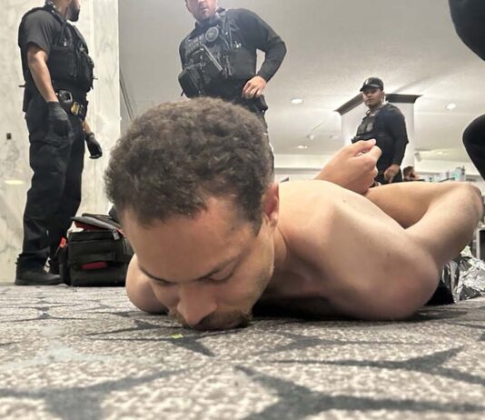 Director del FBI: el tirador que forzó la evacuación de Trump cargaba un arma larga