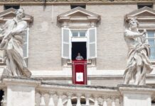 El Papa León XIV preside la oración del Regina Caeli en el Vaticano
