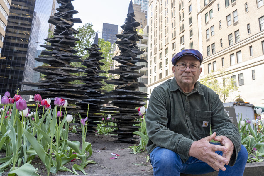El gallego Manolo Paz exalta la riqueza cultural de Nueva York con diez esculturas l artista Manolo Paz posa frente a su escultura Cathedrals