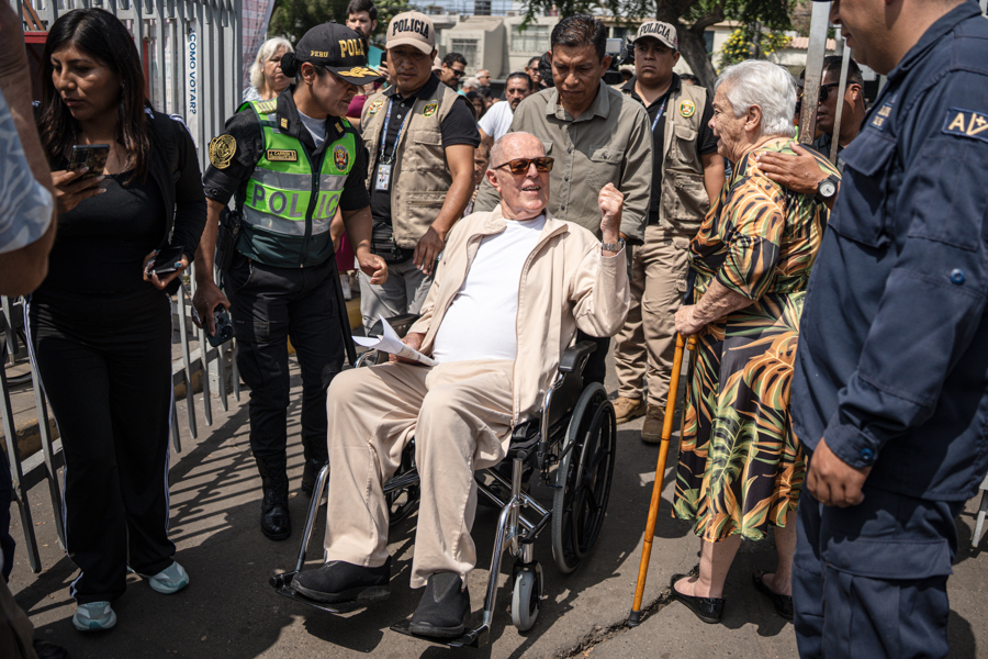 Perú vota para escoger entre 35 candidatos a su noveno presidente en diez años El expresidente de Perú Pedro Pablo Kuczynski llega a votar este domingo en Lima