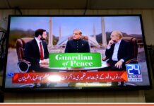 Pakistanis monitor US-Iran peace talks on television