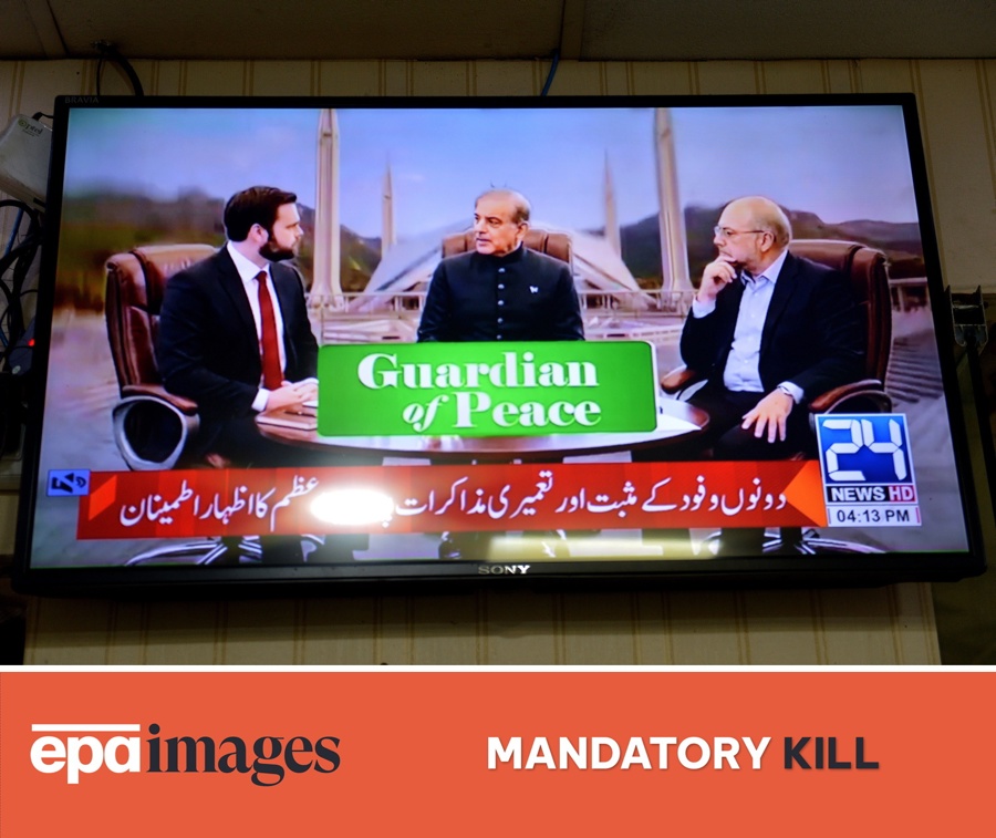 Pakistanis monitor US-Iran peace talks on television Pakistanis monitor US-Iran peace talks on television
