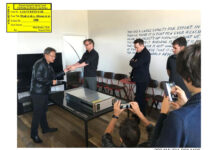Jensen Huang (i), donando a los cofundadores de OpenAI, Elon Musk