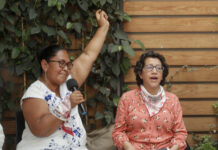 La fundadora del colectivo Buscando Justicia por los Nuestros, Beatriz Zapoteco (i); y María Antonia Márquez (d), madre de Nadia Muciño, víctima de feminicidio,