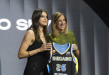 La jugadora mexicana Gabriela Jáquez (i) posa junto a la comisionada de la Asociación Nacional de Baloncesto Femenino (WNBA), Cathy Engelbert