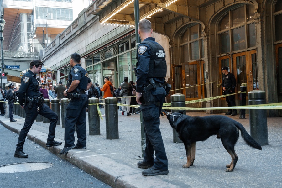 Police shoots and kills a machete attacker inside Grand Central Station