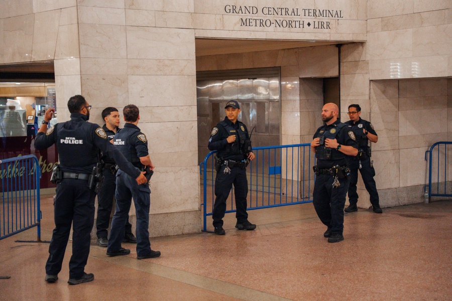 Police shoots a machete attacker inside Grand Central Station
