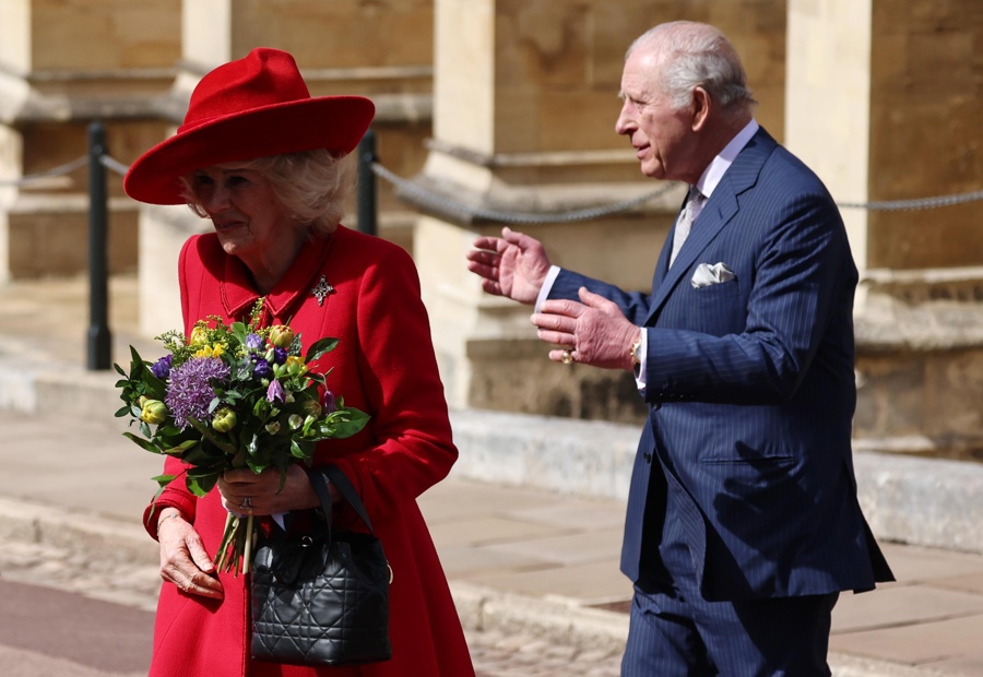 La familia real británica asiste a la misa de Pascua