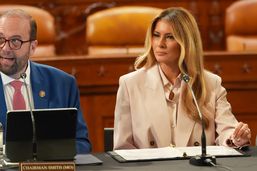 Melania Trump pide al Congreso impulsar normas que protejan a niños en hogares de acogida
