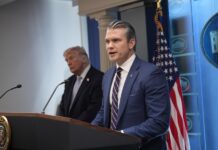 Misterioso sermón del secretario de Guerra de Trump: ¿citó a la Biblia o a 'Pulp Fiction'? US president and secretary of defense brief media on Iran