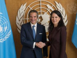 Grossi busca una ONU "activa y pragmática" ante "el retorno a la guerra a escala global" Rafael Grossi, saludando a la presidenta del 80º período de sesiones de la Asamblea General de las Naciones Unidas, Annalena Baerbock