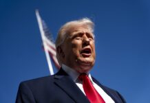 El presidente estadounidense Donald Trump abandona la Casa Blanca rumbo a Miami, Florida.