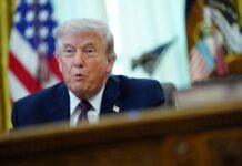 Trump es recibido con algunos abucheos al asistir a un musical en el Centro Kennedy US President Donald Trump signs executive order on election integrity