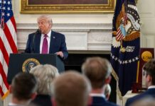 Trump lee la Biblia en medio de la guerra con Irán y tensiones con el papa León XIV Donald Trump