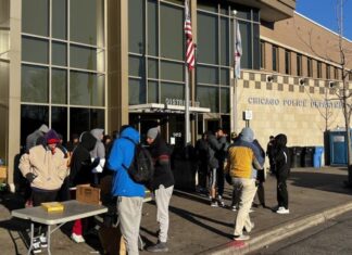 Nueva medida de Trump amenaza fondos federales si los estados no reportan a indocumentados Un-grupo-de-inmigrantes-