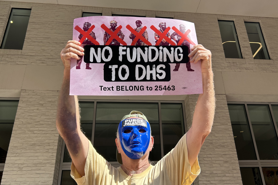 Manifestantes protestan en Washington contra Palantir por "lucrarse" con las deportaciones