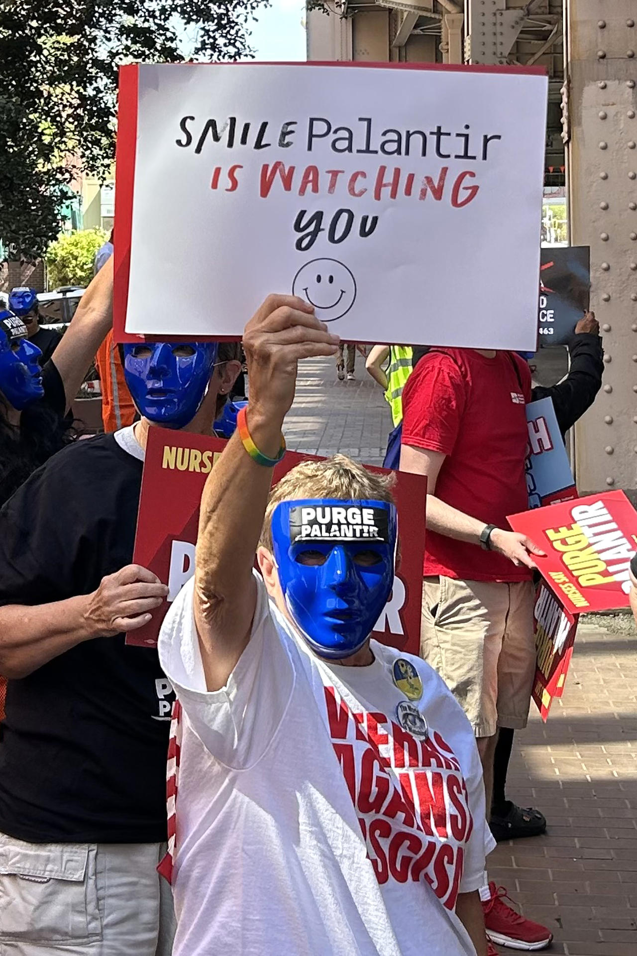 Manifestantes protestan en Washington contra Palantir por "lucrarse" con las deportaciones