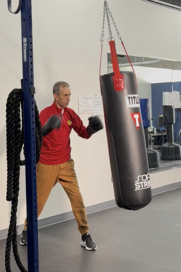 a Fidel Guzman, quien vive con la enfermedad de p&aacute;rkinson, durante una clase de Rock Steady Boxing en Illinois.