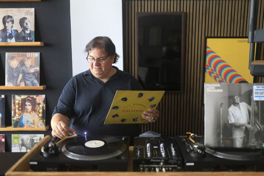 coleccionista y curador Diego Varela en la tienda LongPlay